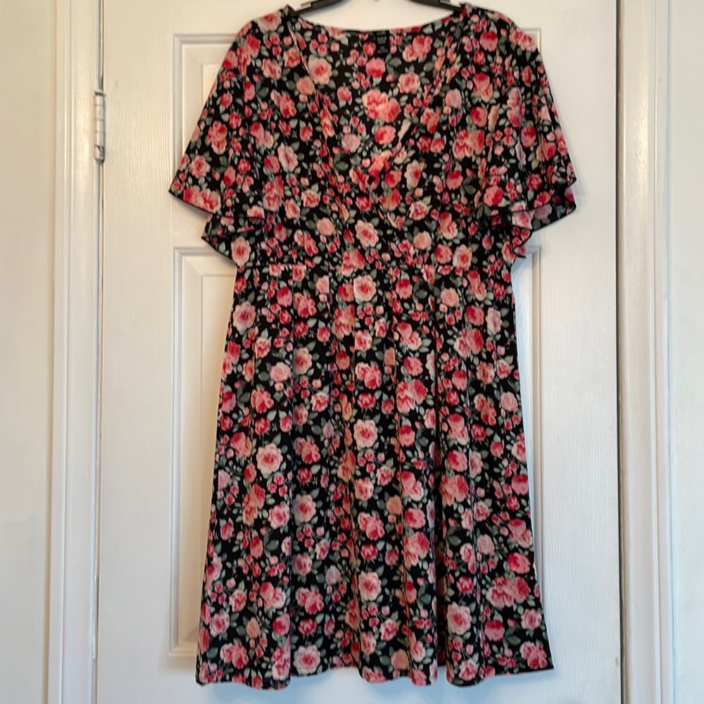 Adorable dress by Shein. Black background with pink and red flowers. Vneck XL